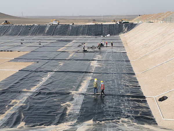 養(yǎng)殖土工膜施工過(guò)程中需要避免哪些問(wèn)題的出現(xiàn)？