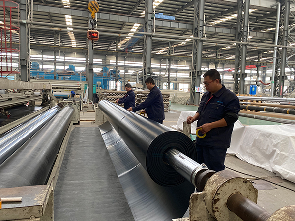 人工湖鋪設(shè)土工膜有哪些注意事項(xiàng)？