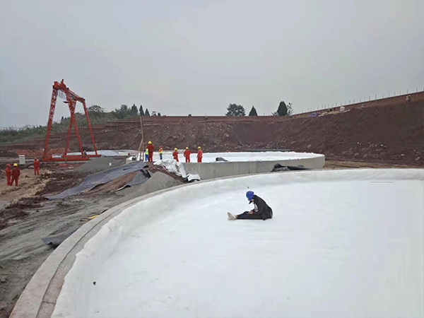 您的魚塘是否在漏水，不妨試試養(yǎng)殖防滲膜