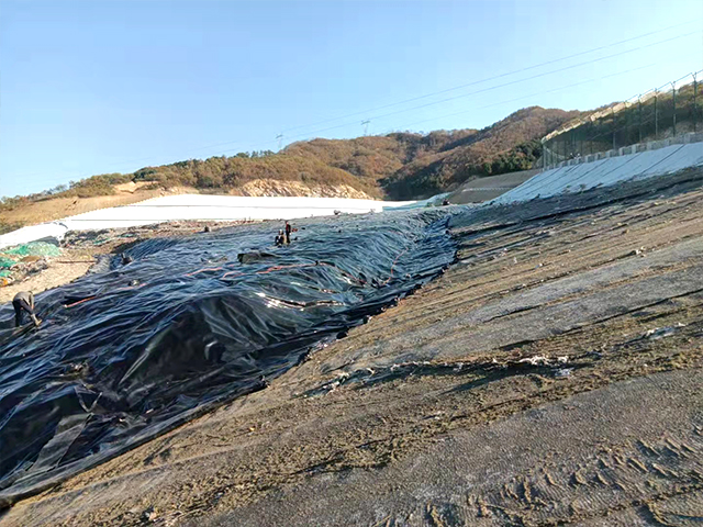 防滲土工膜的復(fù)雜施工更須保證質(zhì)量。