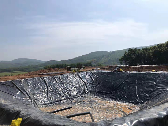 公路養(yǎng)護工程中可選擇鋪設防滲土工膜。