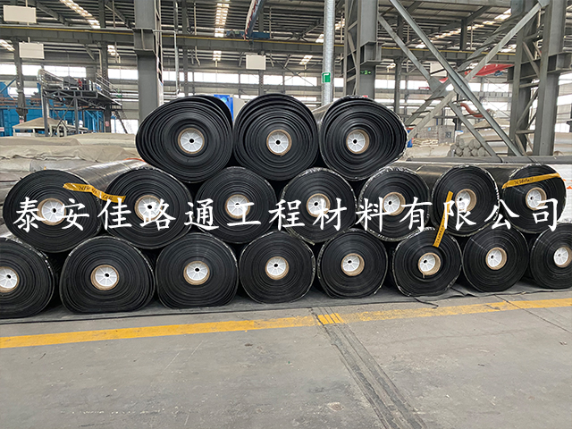 魚塘建設(shè)中如何保障防滲土工膜坡面防滲效果？