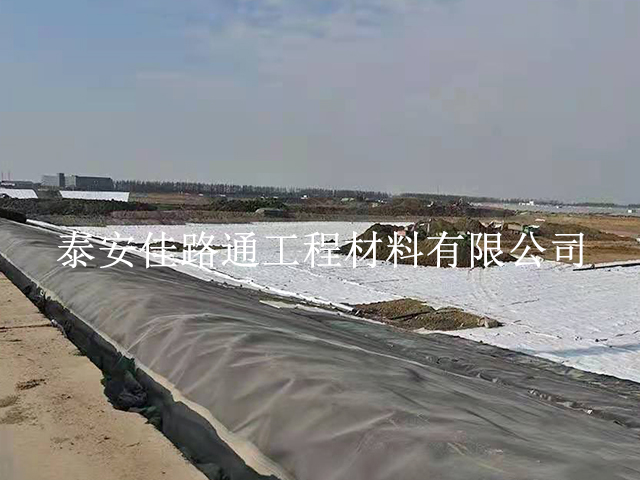 防滲膜廠家淺談護(hù)坡施工中如何鋪設(shè)防滲土工膜？