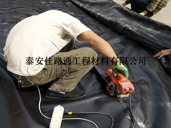 魚塘養(yǎng)殖防滲膜可減少飼料與土壤接觸污染