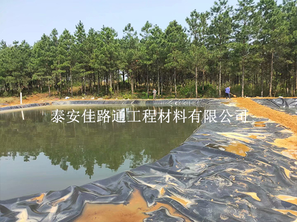 水產(chǎn)養(yǎng)殖防滲膜在施工中須注意哪些問題？