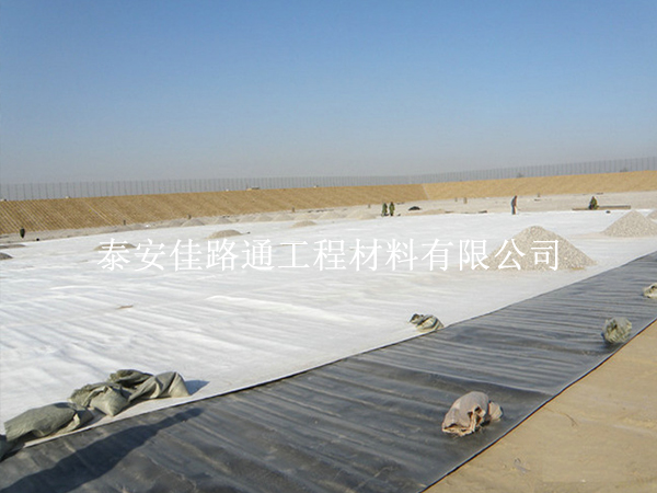 對(duì)HDPE復(fù)合土工膜的缺陷進(jìn)行修復(fù)，提升完整性