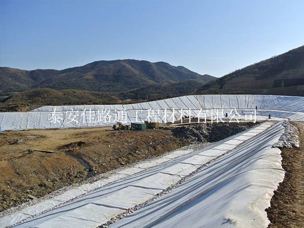 完成防滲復合土工膜的鋪設須關注哪些內容？