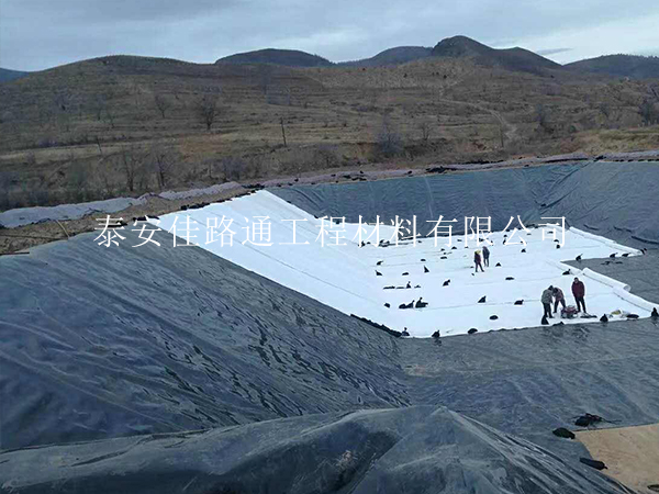 蓄水池建設選擇防滲膜搭配土工布的施工方案 蓄水池建設選擇防滲膜搭配土工布的施工方案