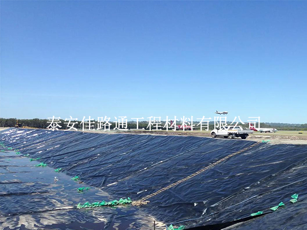 水產(chǎn)養(yǎng)殖防滲膜鋪設(shè)穩(wěn)不穩(wěn)？6 個(gè)硬核技巧保工程不 “翻車”