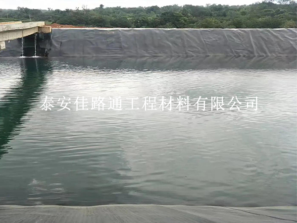 蓄水池防滲膜焊接怎么做到無縫？6 個(gè)技巧讓焊縫滴水不漏   