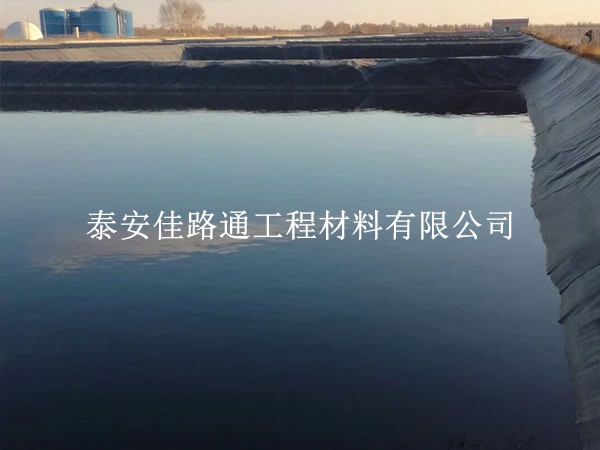 蓄水池防滲膜鋪設(shè)咋井然有序？這些方法少亂子