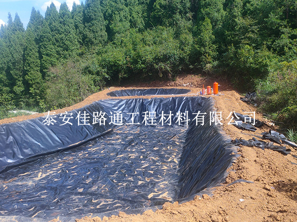 魚塘防滲膜穩(wěn)得??？施工固定與保護(hù)技巧全解析