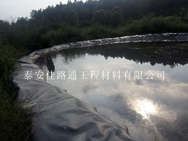 低溫來襲，魚塘防滲膜咋防裂？這些技巧很實(shí)用