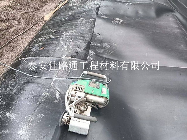 人工湖防滲膜邊坡鋪設(shè)防滑要點，筑牢邊坡穩(wěn)定防線